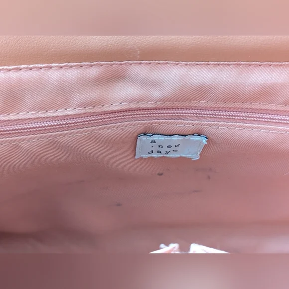 EUC A New Day Coral Quilted Bag with removable strap - Picture 2 of 8